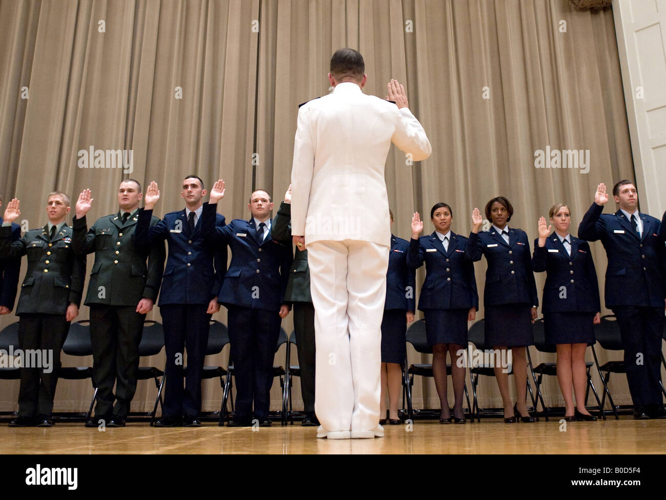 Adm Mike Mullen recites the oath of allegiance to 15 University of Kentucky Recruit Officers Training Corps Stock Photo