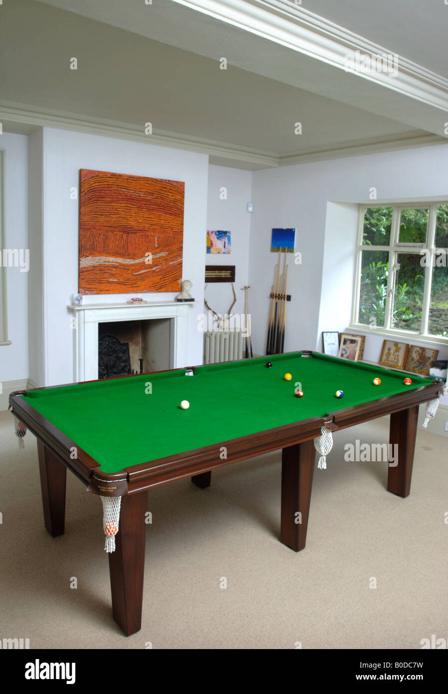 A SMALL SNOOKER TABLE IN A LARGE LIVING ROOM UK Stock Photo Alamy