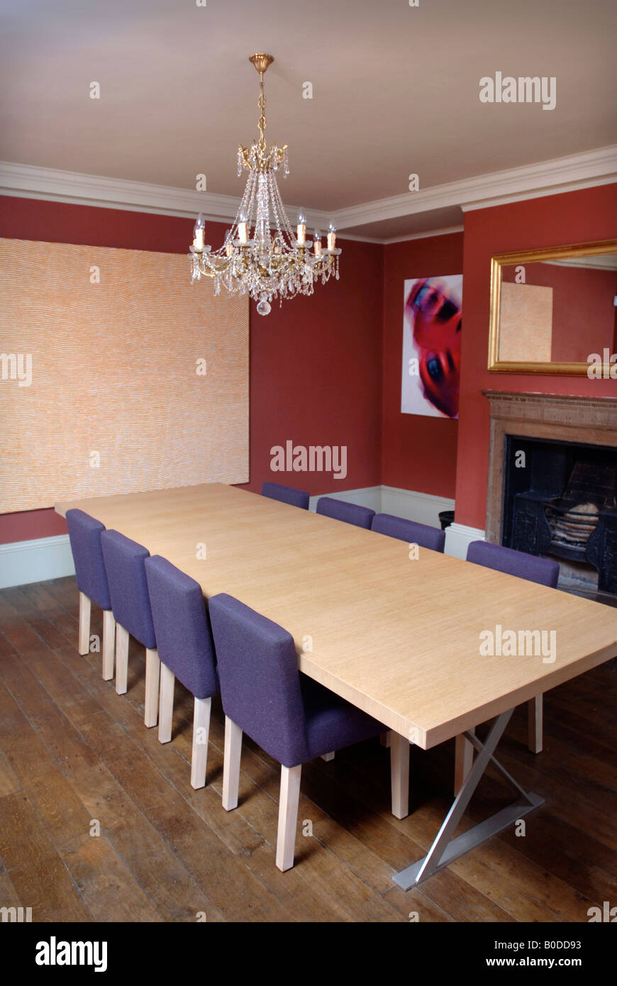 A DINING ROOM IN A GEORGIAN HOUSE COMBINING PERIOD FEATURES WITH MODERN ADDITIONS UK Stock Photo