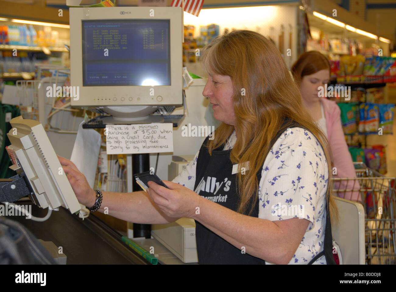 A cashier checks a customer out at a grocery store Stock Photo Alamy
