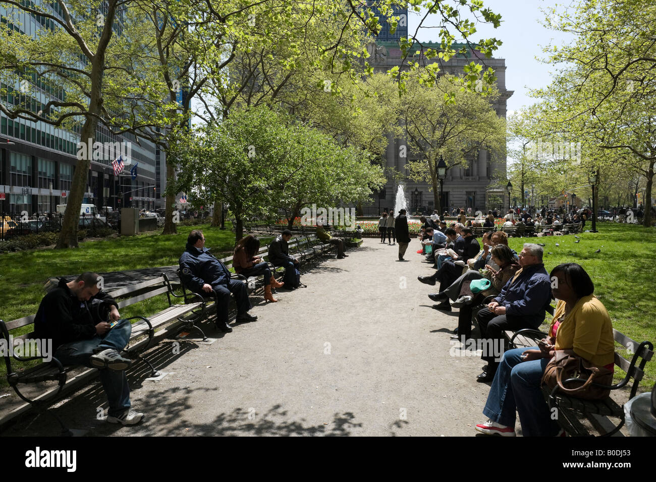 People having lunch in Bowling Green Park, Financial District, Lower ...