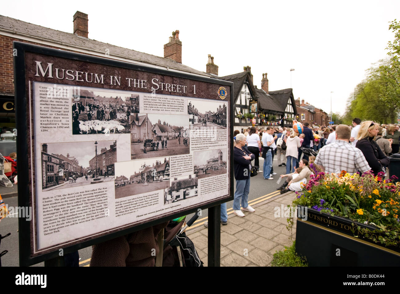 UK Cheshire Knutsford Canute Place Royal May Day crowd in road near Museum in the Street local history notice Stock Photo