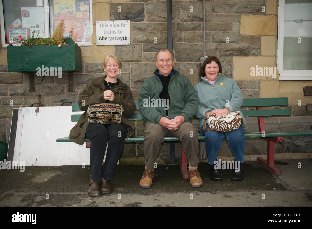 Passengers on platform waiting hi-res stock photography and images - Alamy