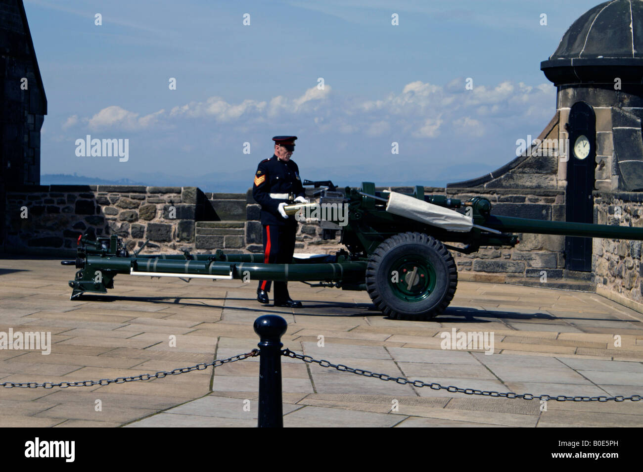 1 one oclock gun edinburgh castle hires stock photography and images