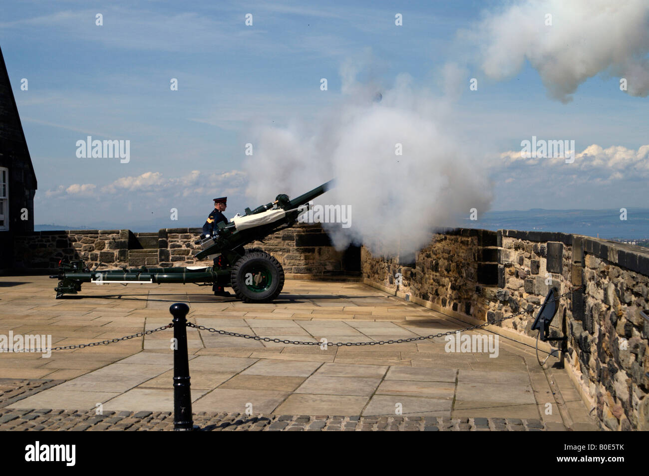 The one oclock gun firing hires stock photography and images Alamy