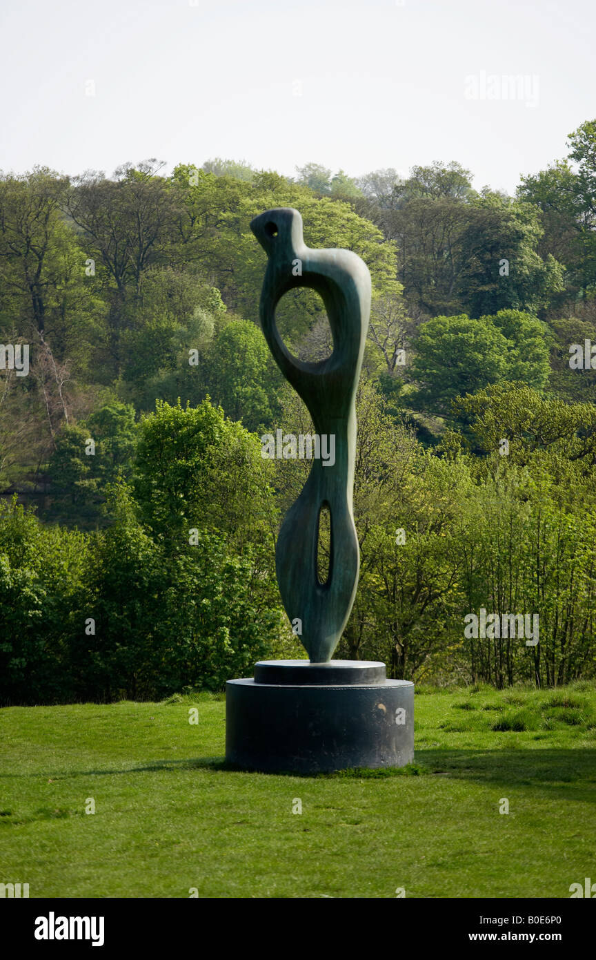 LARGE INTERIOR FORM HENRY MOORE SCULPTURE AT YORKSHIRE SCULPTURE PARK Stock Photo