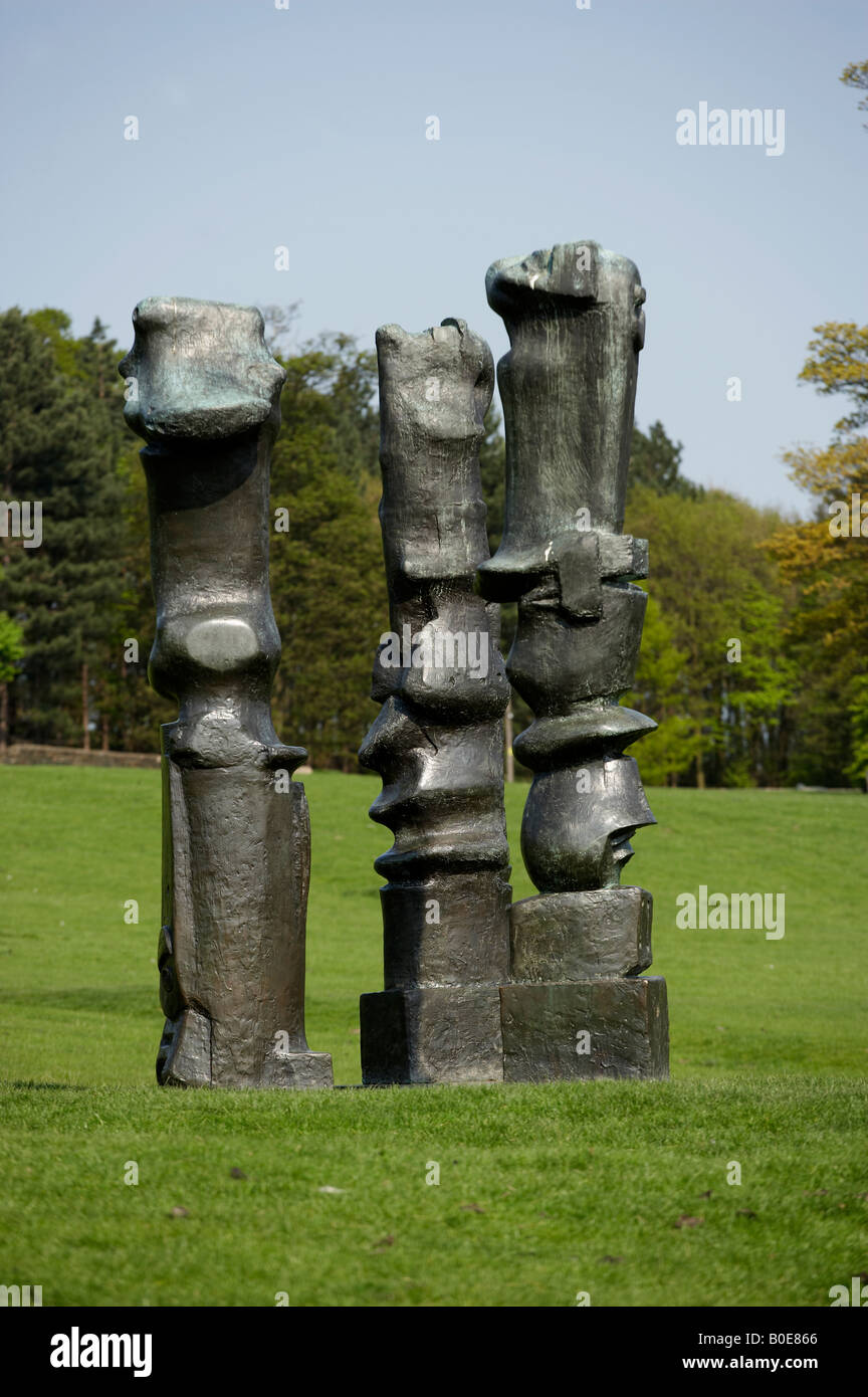 UPRIGHT MOTIVE HENRY MOORE SCULPTURE AT YORKSHIRE SCULPTURE PARK Stock Photo