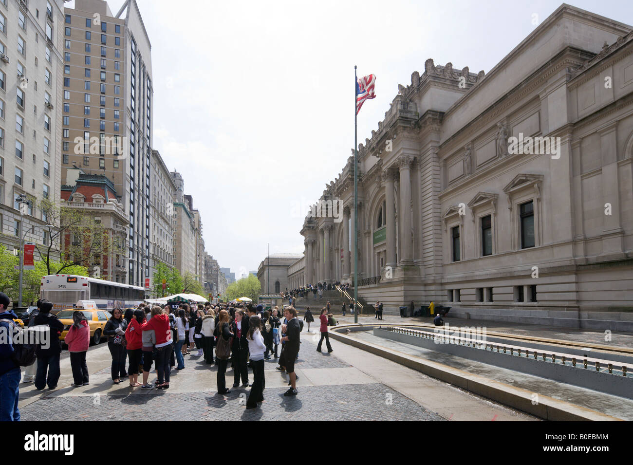Schoolchildren outside the Metropolitan Museum of Art, Fifth Avenue, New York City Stock Photo