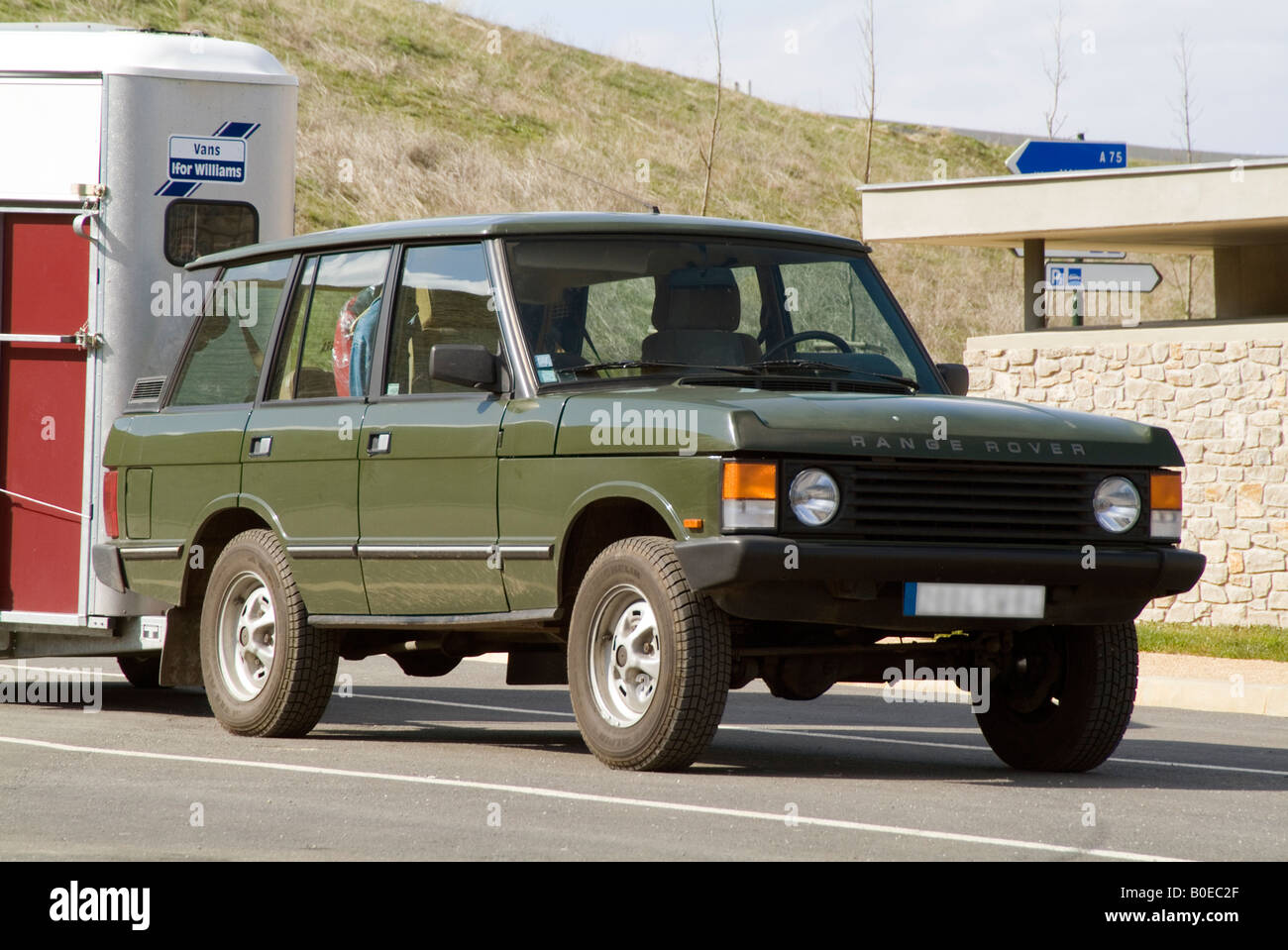 range rover suv 4X4 4 by 4 offroader horsebox tow towing rugade land