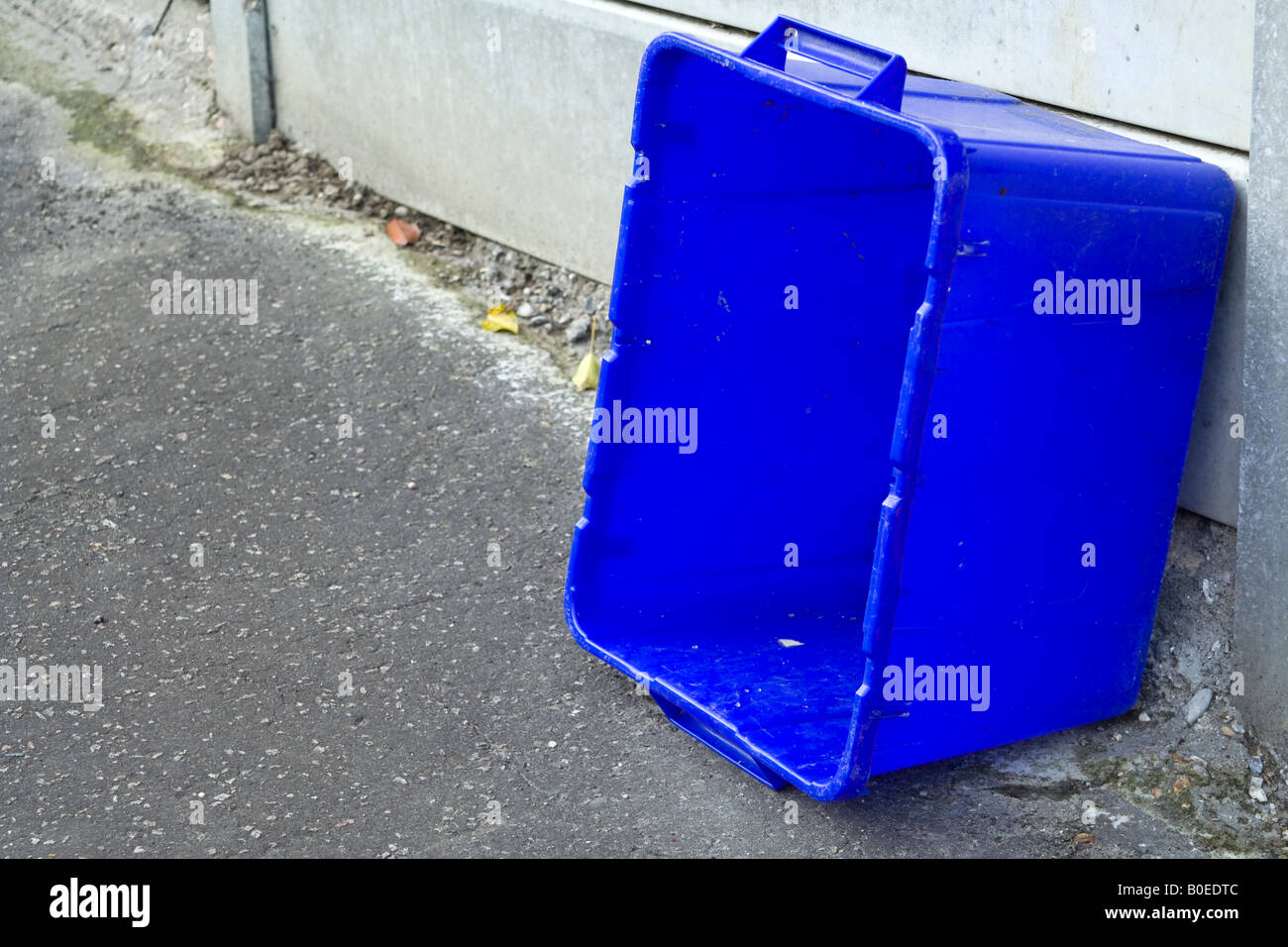 Empty bin hires stock photography and images Alamy