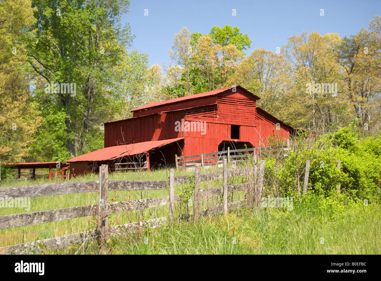 Red barn with fence hi-res stock photography and images - Alamy
