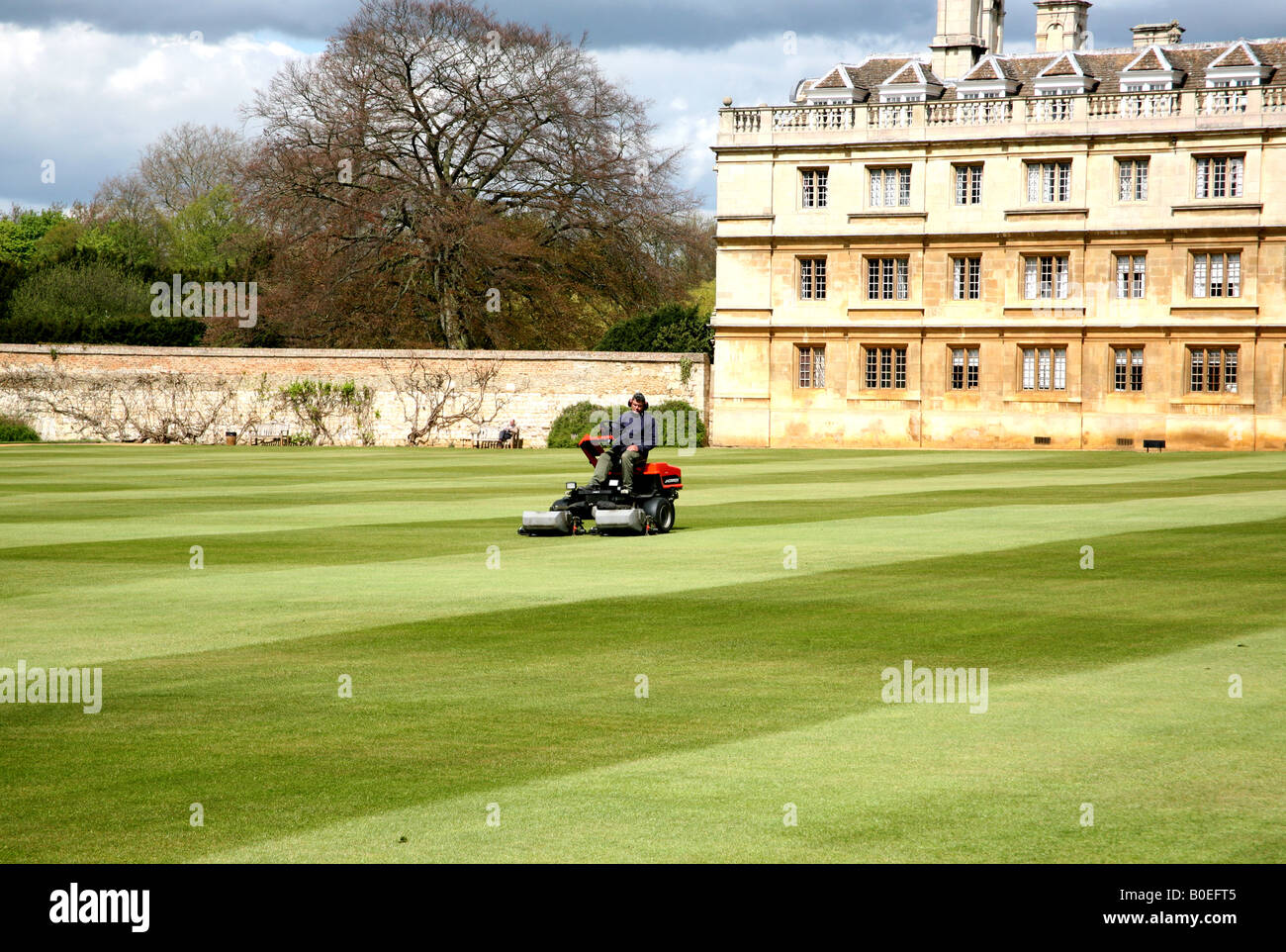 Groundsman mows lawns at Cambridge college using high tech lawnmower Stock Photo