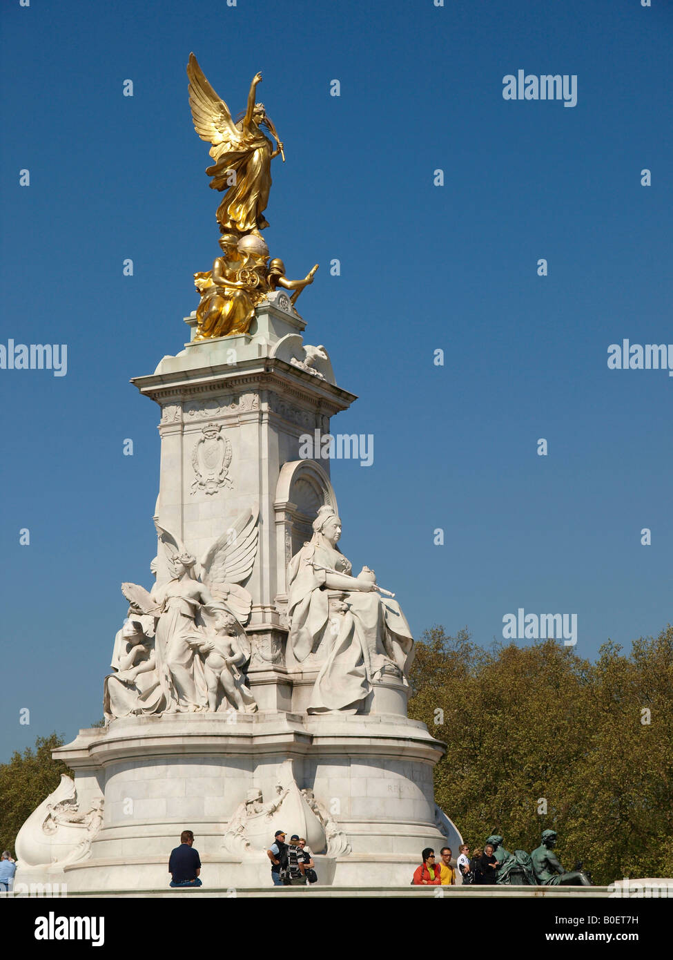 The Queen Victoria Monument Stock Photo Alamy