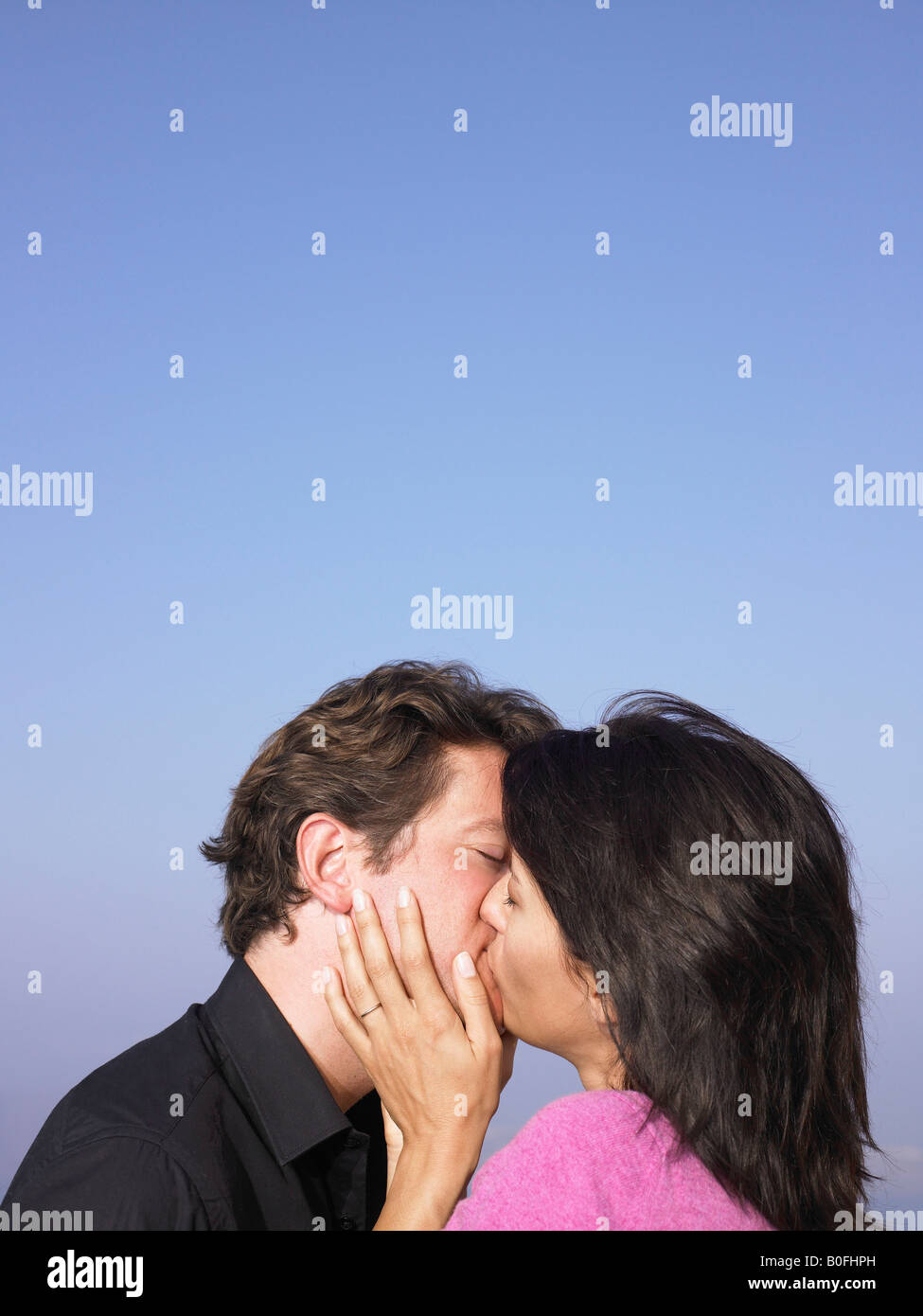 Santorini couple kissing hi-res stock photography and images - Alamy