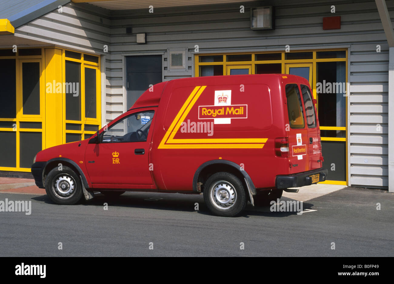 Machynlleth Royal Mail Sorting Office and post delivery van Stock Photo