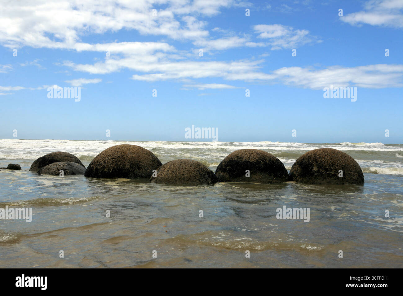 https://c8.alamy.com/comp/B0FPDH/a-60-million-year-old-giant-ball-shaped-boulder-on-the-beach-at-moeraki-B0FPDH.jpg
