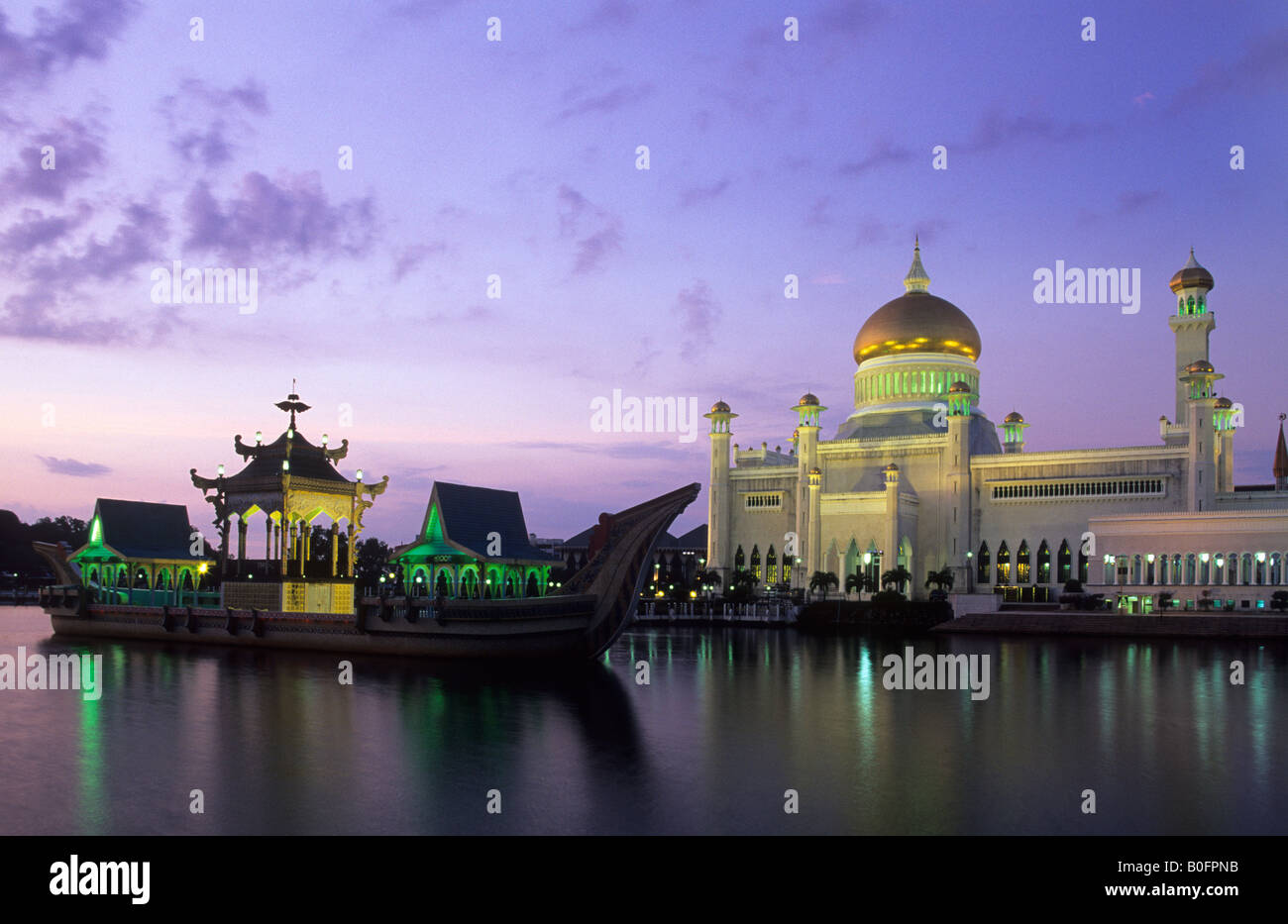 The Sultan Omar Ali Saifuddien Mosque, Bandar Seri Begawan, Negara Brunei Darussalam illuminated at dusk. Stock Photo