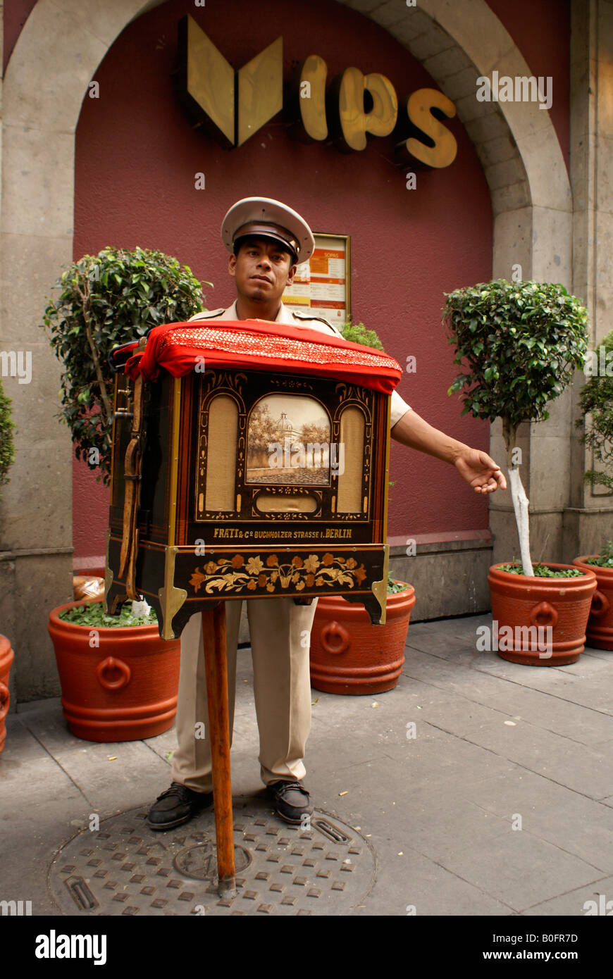 Mexico City organ-grinder outside VIPS Restaurant in the Centro Historico Stock Photo
