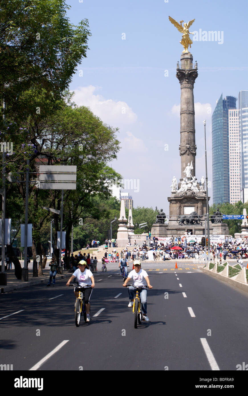 Cyclists and political protesters and the Angel Monument or Monumento a la Indendencia on Paseo de la Reforma, Mexico City Stock Photo