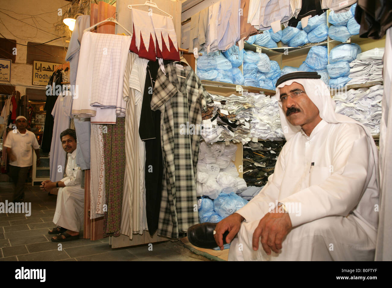 Qatari men in traditional dress hires stock photography and images Alamy