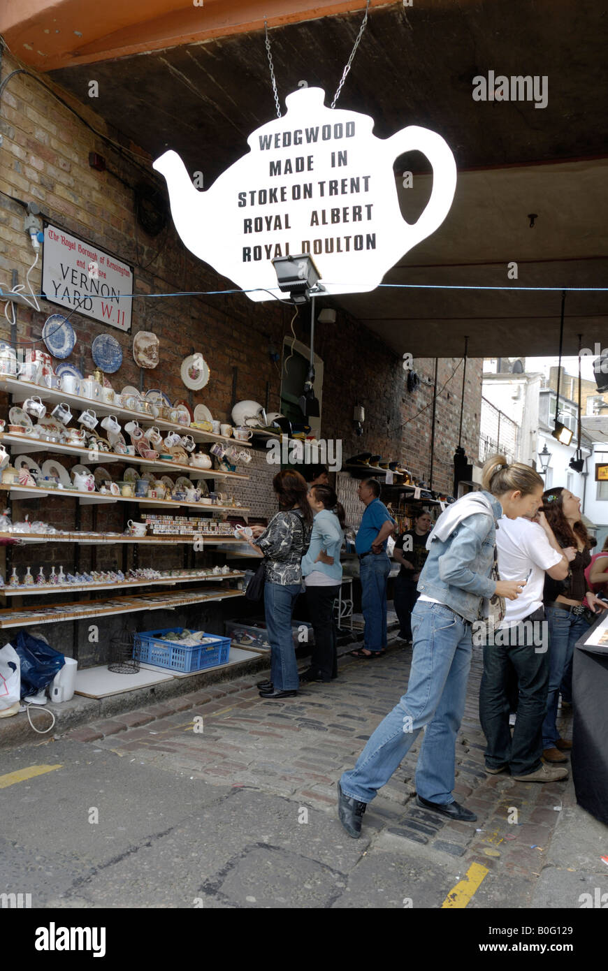 Teacups and shelves hires stock photography and images Alamy