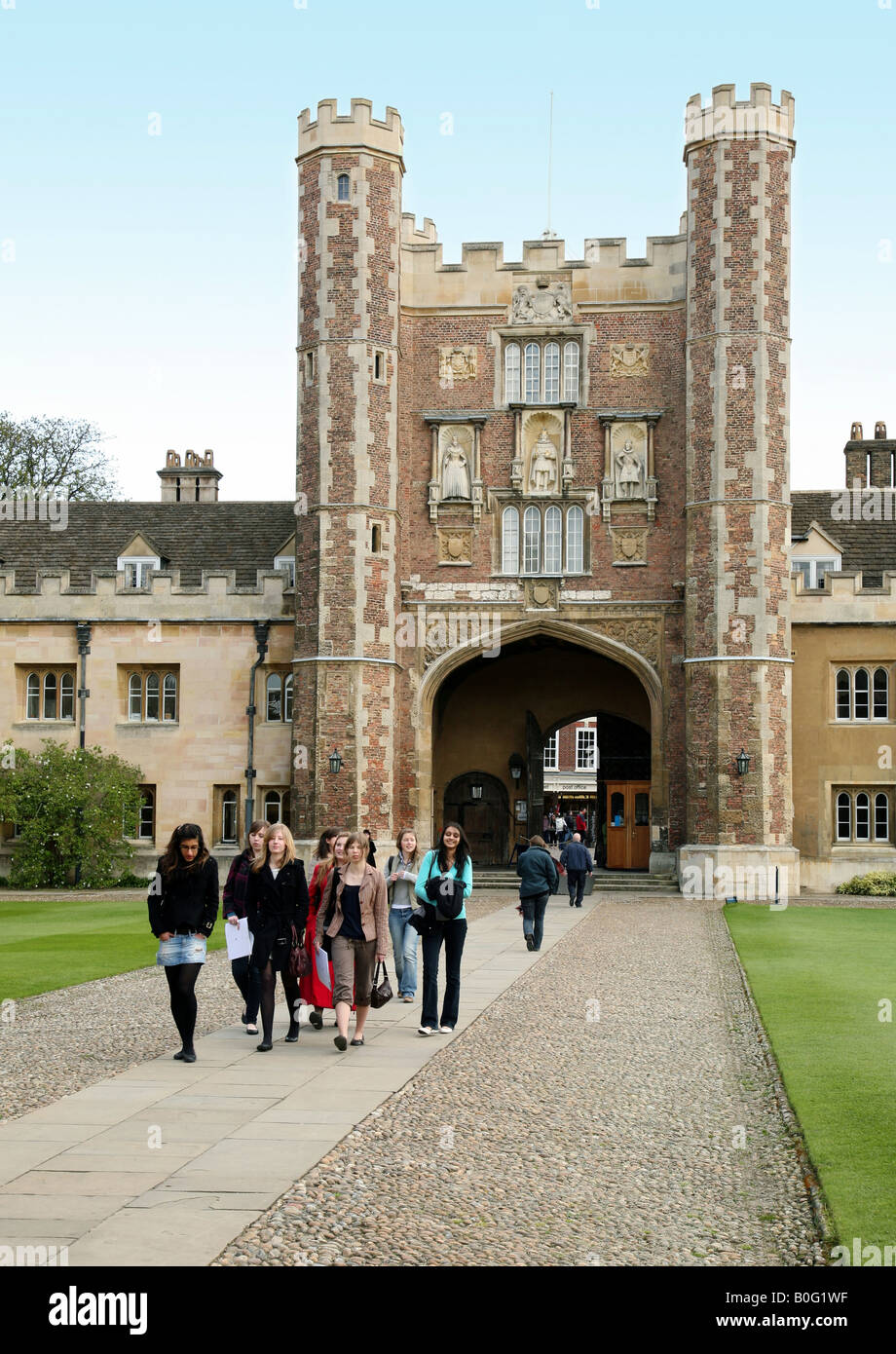 Students walking in Great Court, Trinity College, Cambridge Stock Photo