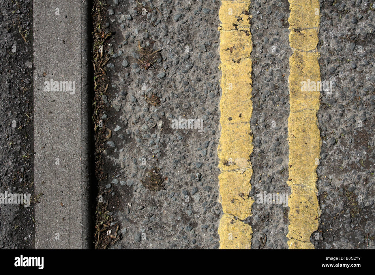 Double yellow lines pavement kerb hires stock photography and images