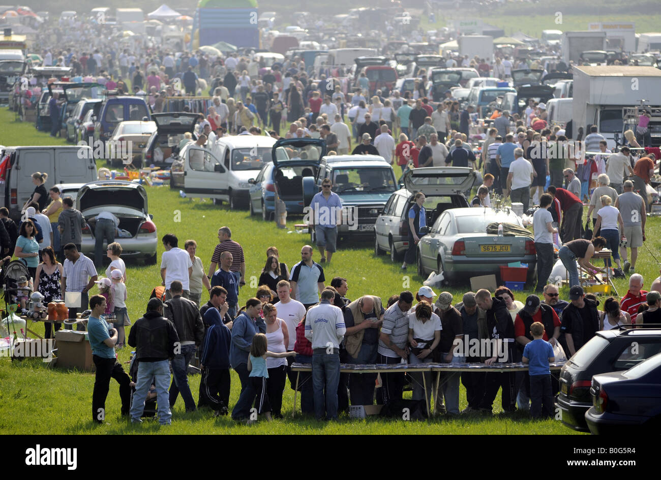 CROWDS AT A CAR BOOT SALE IN STAFFORDSHIRE,ENGLAND RE THE ECONOMY BUYING BARGAINS RECESSION MARKETS OUTDOOR HUNTERS ETC UK. Stock Photo