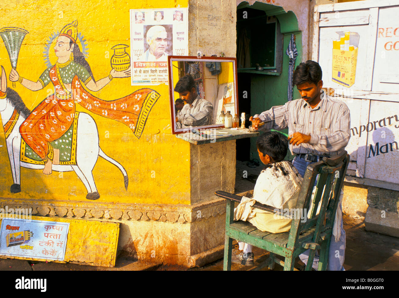Barber's shop in the street, Varanasi, India Stock Photo Alamy