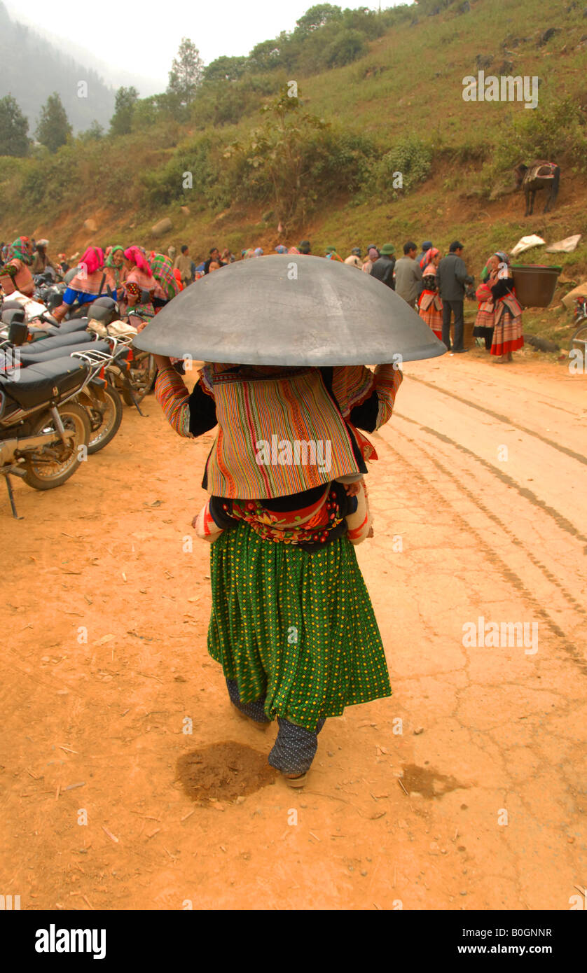 flowrr hmong girl carrying a cooking pot to sell at bac ha market, near  sapa Stock Photo - Alamy