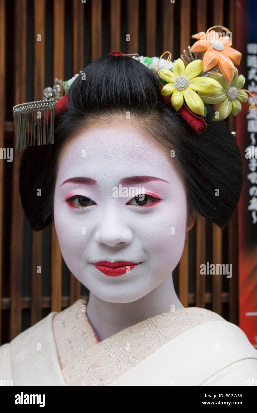 GEISHA FACE PORTRAIT WITH TRADITIONAL MAKE UP CLOTHES AND ACCESORIES AT ...