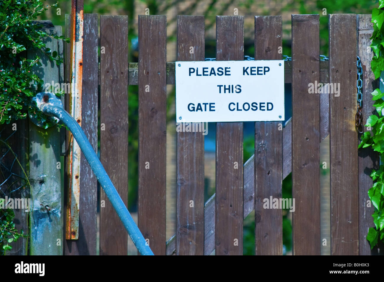 White please keep the gate closed sign Stock Photo Alamy
