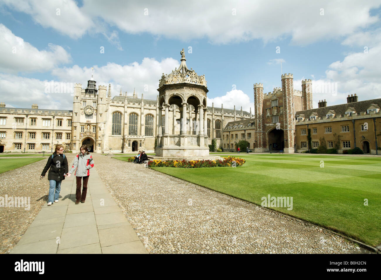 Students walk by the fountain, Great Court, Trinity College, Cambridge, England Stock Photo