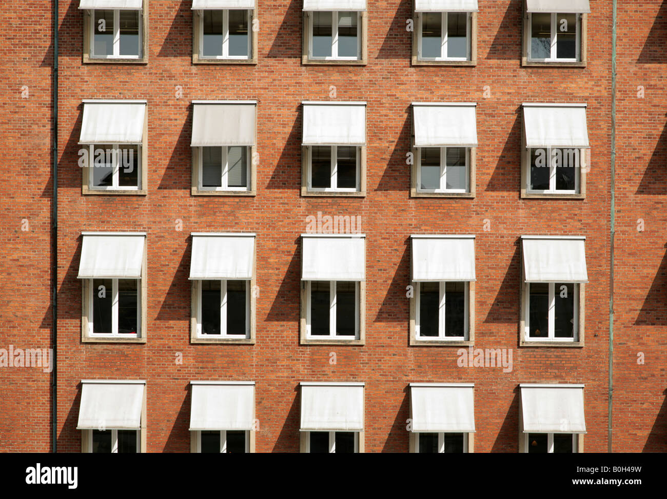 Grid of identical windows hi-res stock photography and images - Alamy