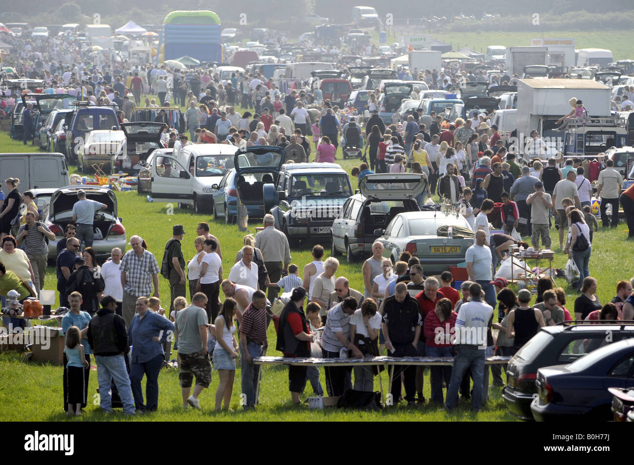 CROWDS AT A CAR BOOT SALE IN STAFFORDSHIRE,ENGLAND,UK. Stock Photo