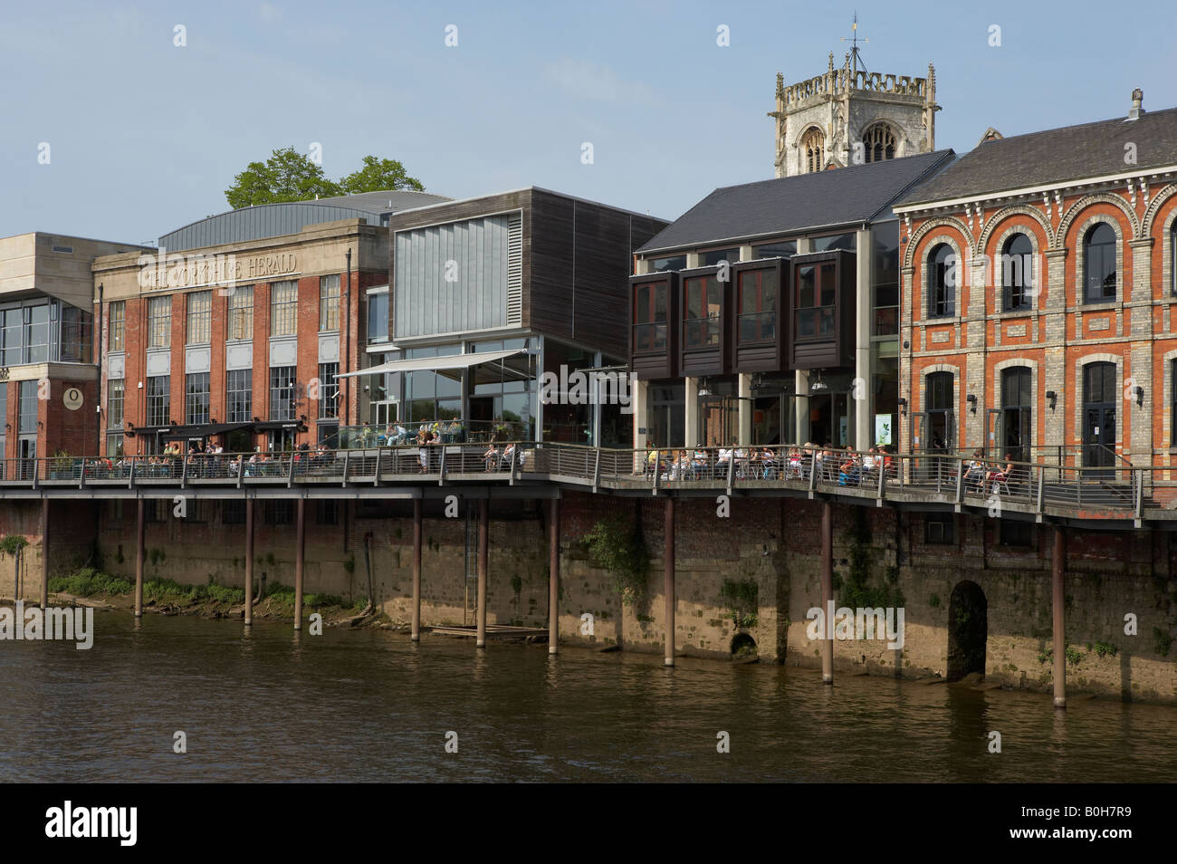 PEOPLE EATING DRINKING AND RELAXING AT CLUBS PUBS BARS AND RESTAURANTS NEXT TO RIVER OUSE YORK CITY SUMMER Stock Photo