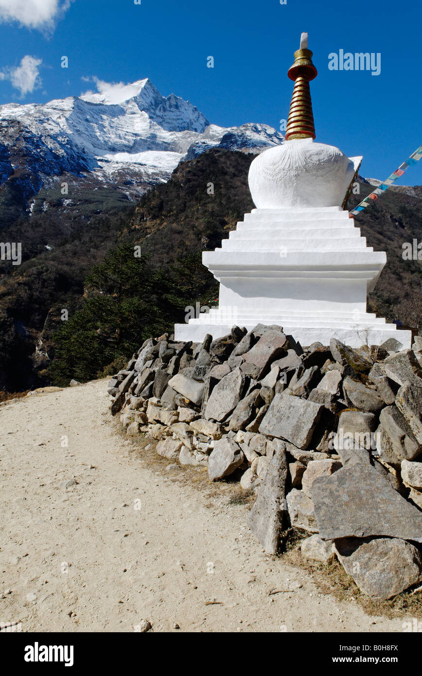 Buddhist stupa in front of Mt. Kongde Ri (6187 m), Bhote Koshi Valley, Sagarmatha National Park, Khumbu Himal, Himalayas, Nepal Stock Photo