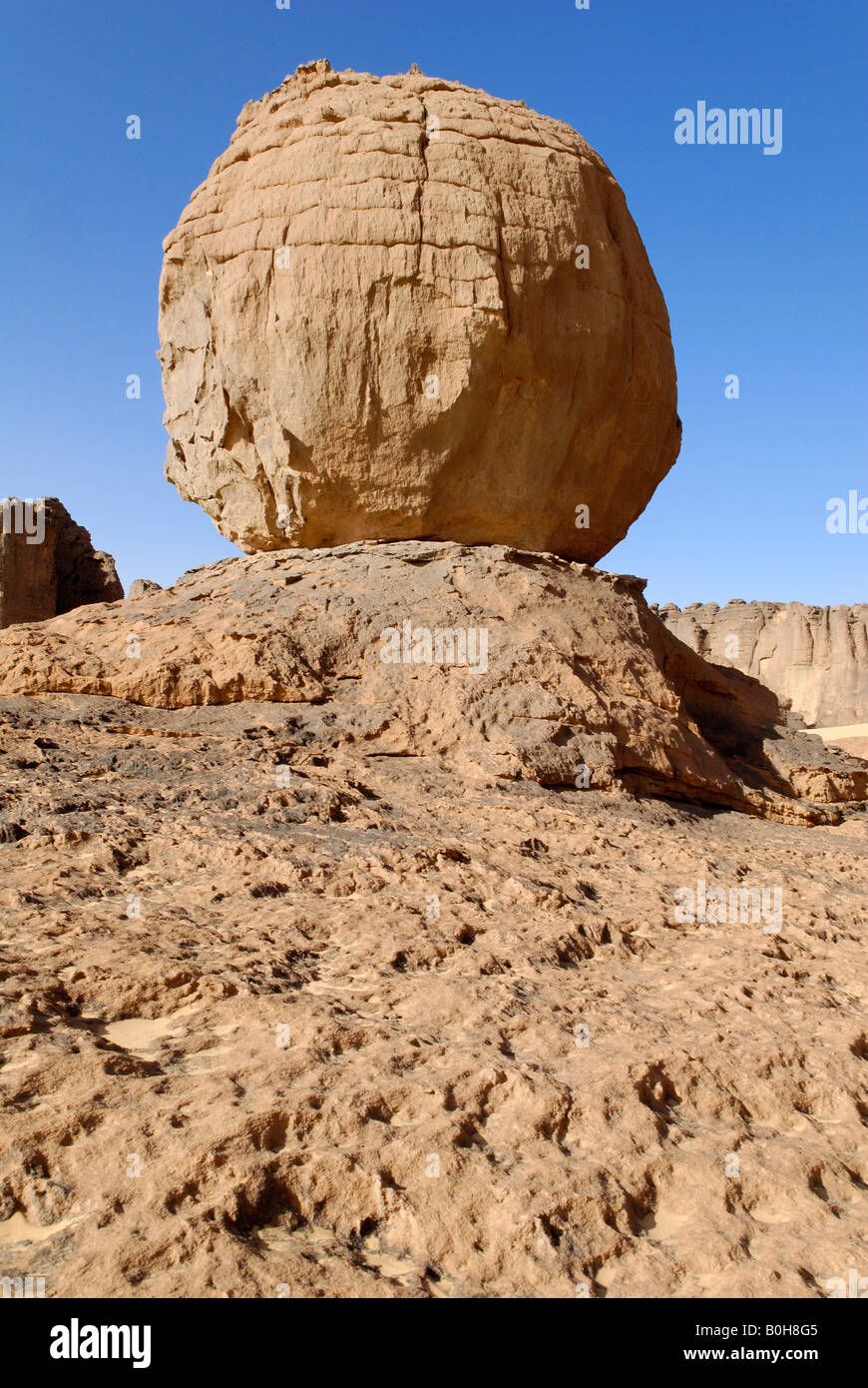 Eroded rock formation, round boulder balanced on a rock base in Tin Akachaker, Tassili du Hoggar, Wilaya Tamanrasset, Algeria,  Stock Photo