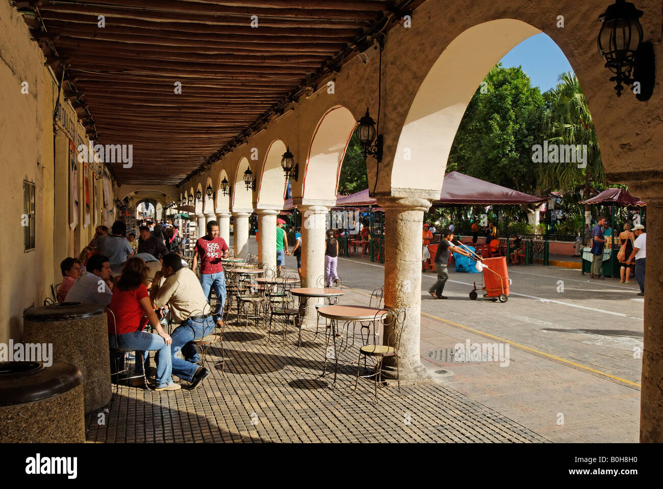 Arched passageway and sidewalk cafe in the historic centre of Merida, Yucatan, Mexico Stock Photo