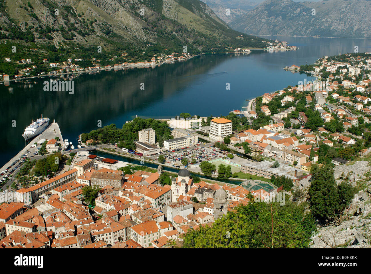 въезд в сербию. черногорье флаг. черногория ансамбль црна гора. набережная с пляжем пераст. Perast crna gora.