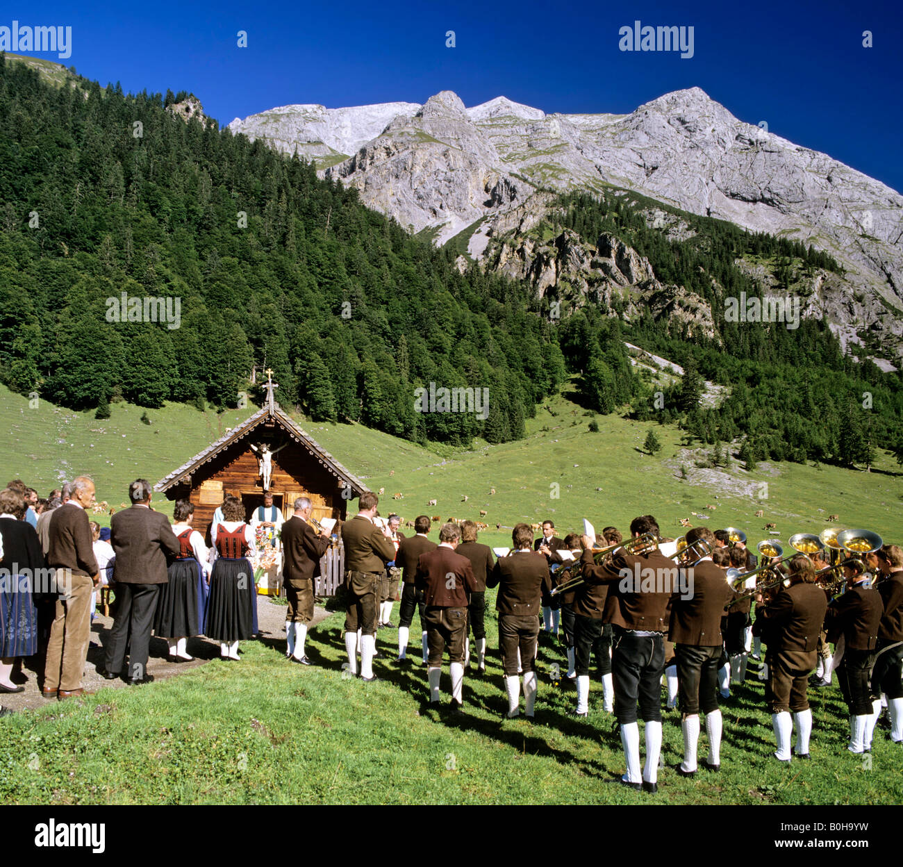 Outdoor mass held at Engalm alpine pasture, congregation dressed in traditional lederhosen, Eng, Gamsjoch, Ahornboden, Tyrol, A Stock Photo