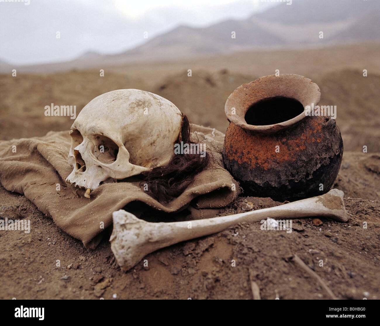 Inca graves, skull and bones, clay pot, archaeological excavations, Puruchuco-Huaquerones, near Lima, Peru, South America Stock Photo