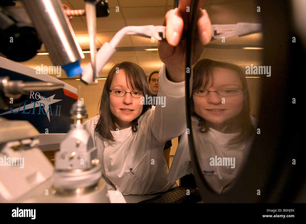 setting up a physics experiment at Oxford University post grad research lab Stock Photo