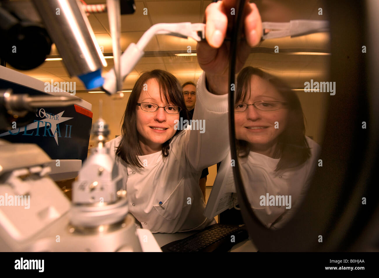 setting up a physics experiment at Oxford University post grad research lab Stock Photo