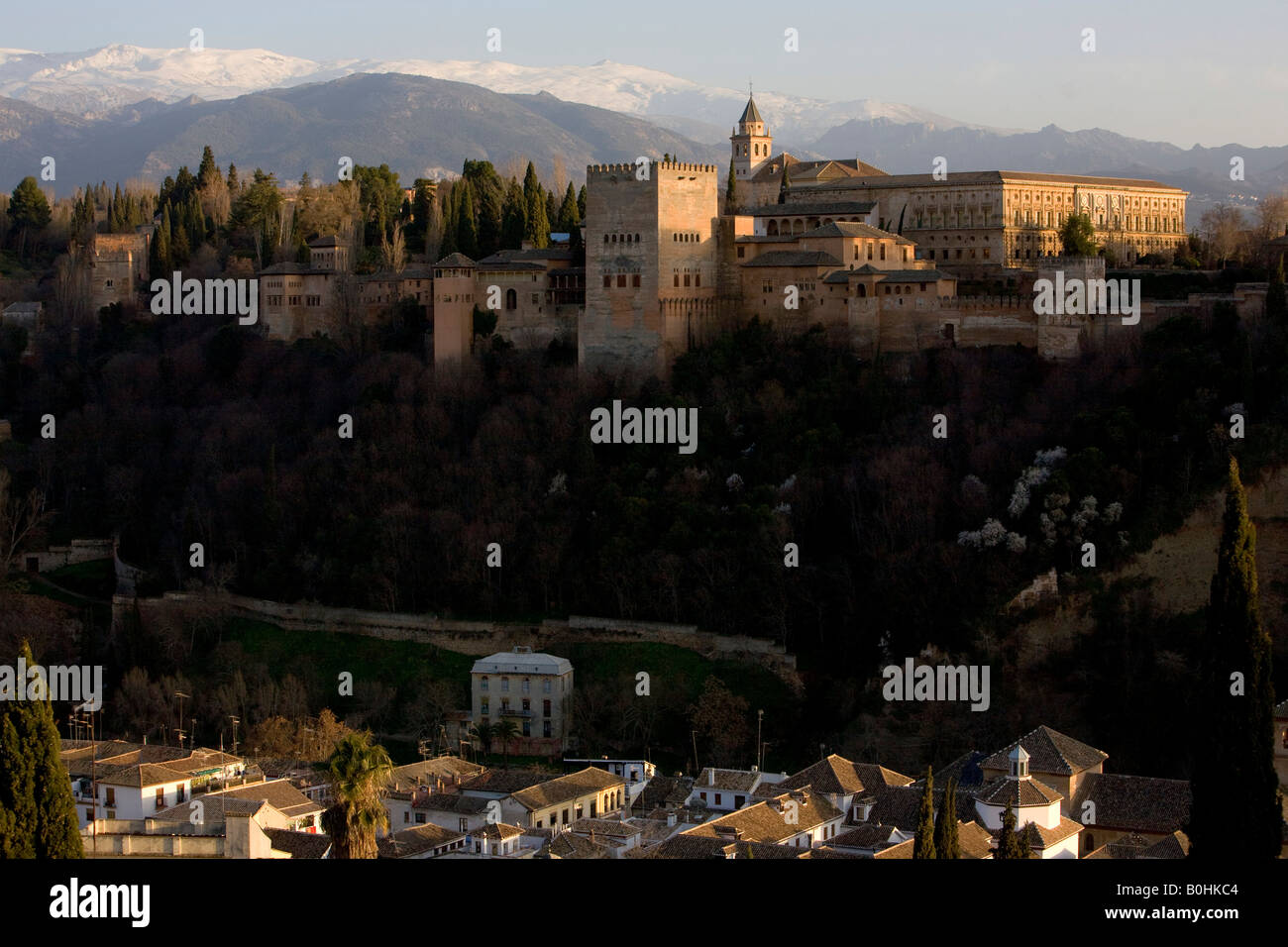 Moorish Alhambra Palace, Sierra Nevada at back, viewed from the Mirador San Nicolas in the El Albayzín or Albaicín quarter of G Stock Photo