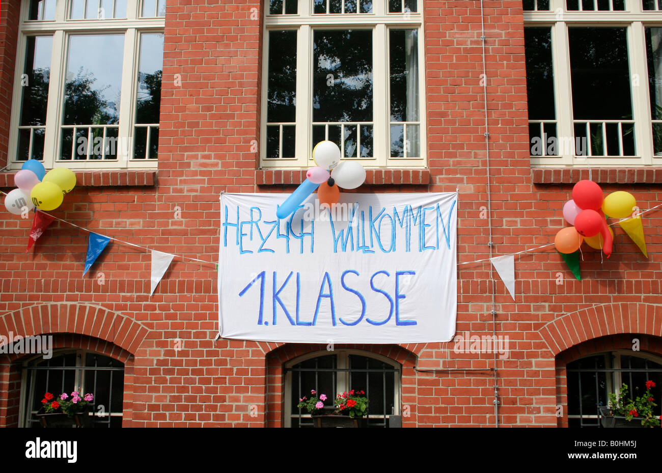 Banner, Welome First Grade Students hanging outside a school in Berlin, Germany Stock Photo