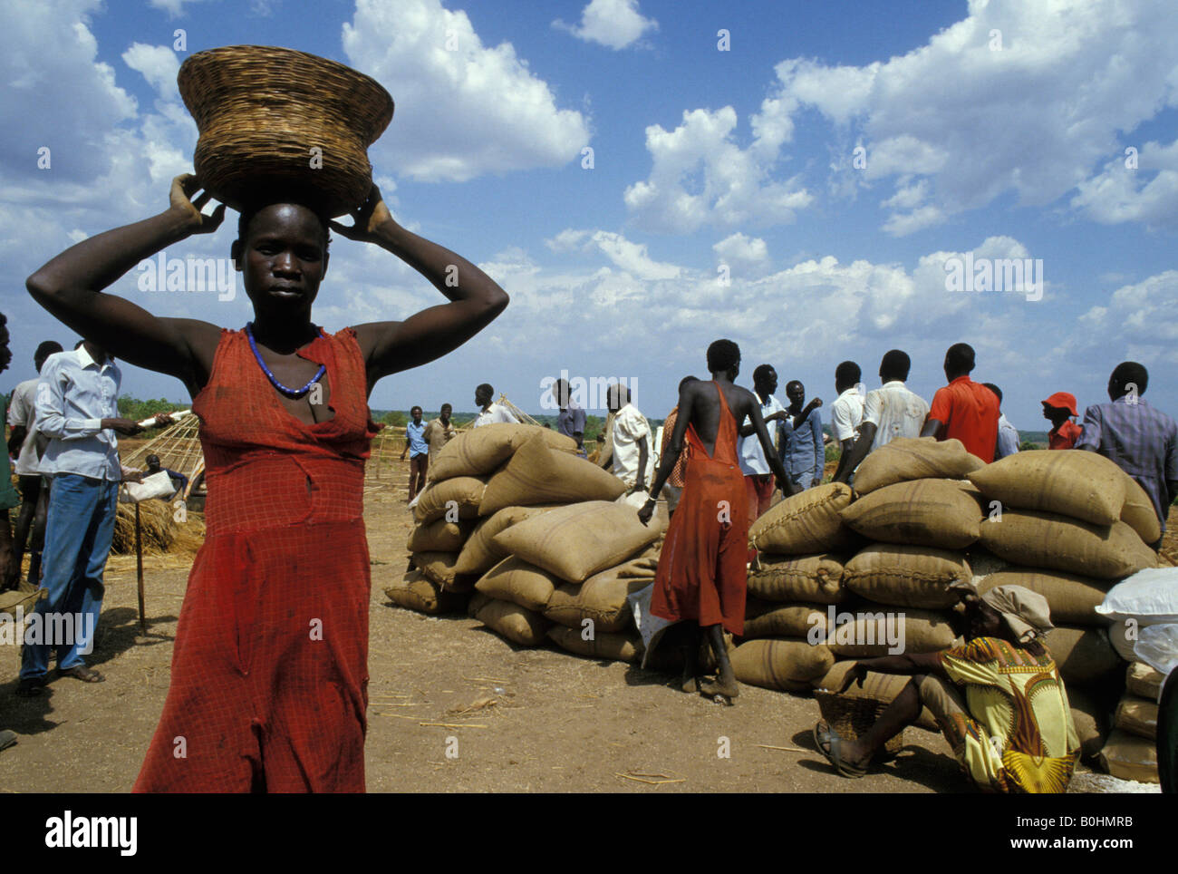 A woman preparing to return to the village of Wau with food distributed by an aid agency, Ajok, Sudan. Stock Photo
