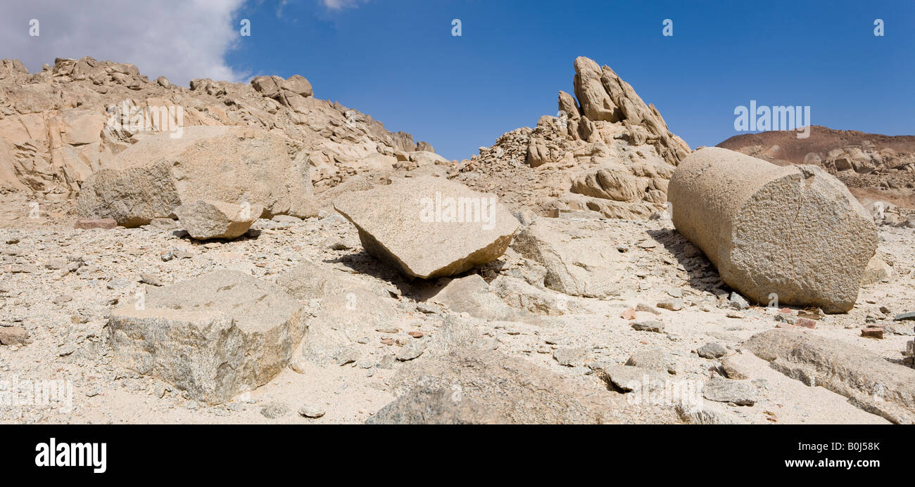 Panorama of the rampway with abandoned pillar at the Roman town and fort at Mons Claudianus, Eastern Desert, Egypt Stock Photo