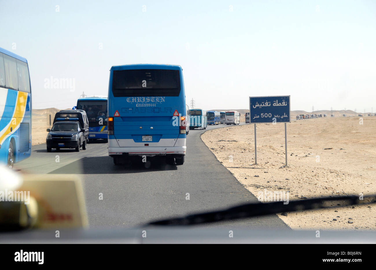 https://c8.alamy.com/comp/B0J6RN/tourists-travelling-in-convoy-from-luxor-to-the-red-sea-escorted-by-B0J6RN.jpg