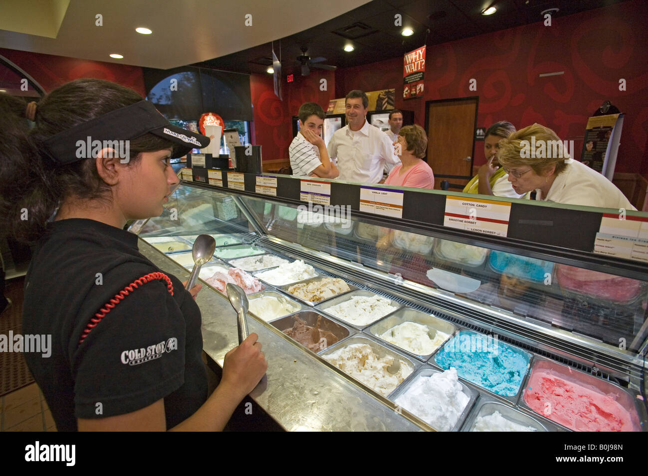 Grosse Pointe Michigan Samantha Dabain 18 scoops ice cream for customers at a Cold Stone Creamery store Stock Photo